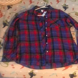 Women’s plaid button up shirt